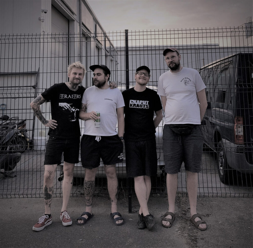 Band picture, Shættered standing in front of a fence