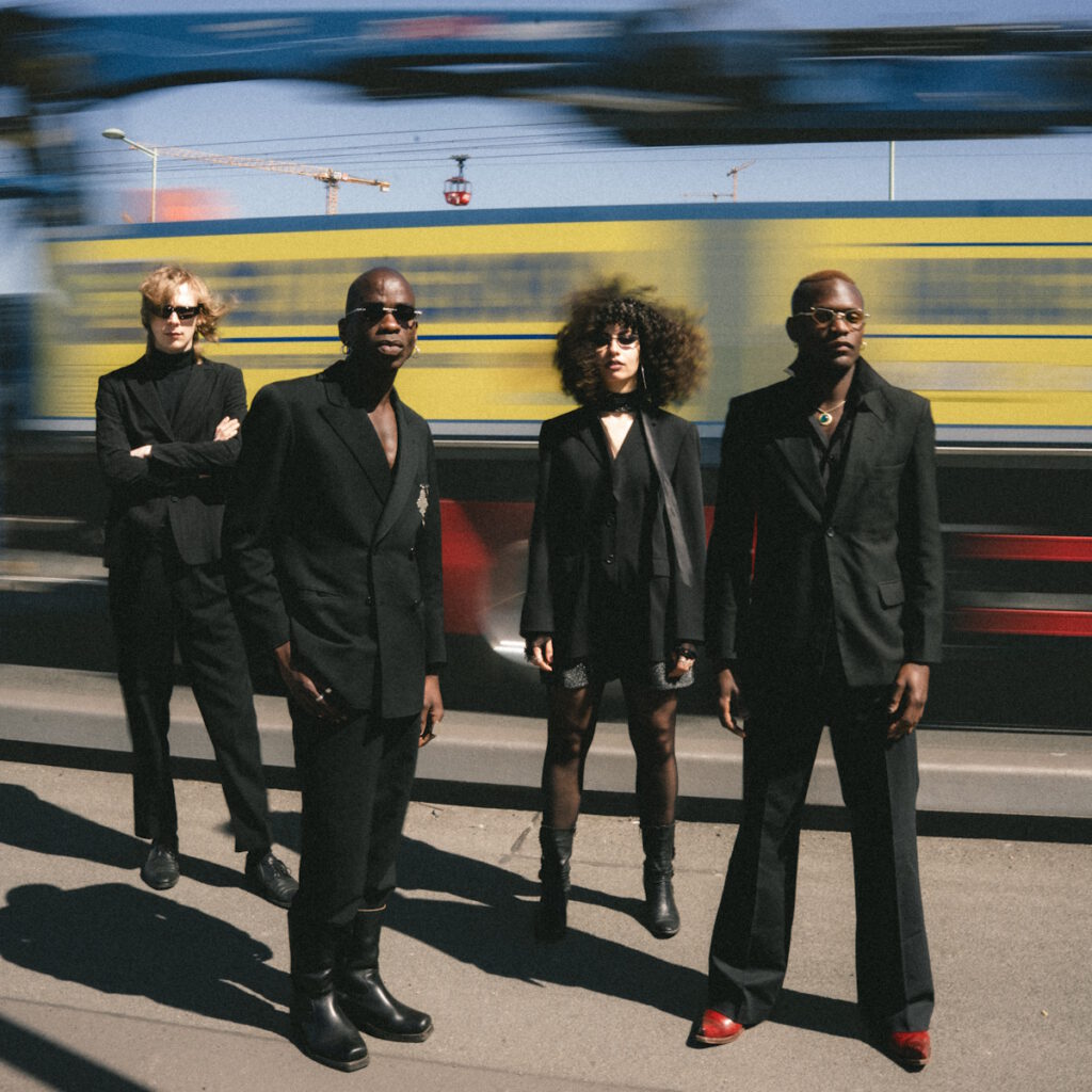 Band picture of Grenzkontrolle standing in front of a driving truck