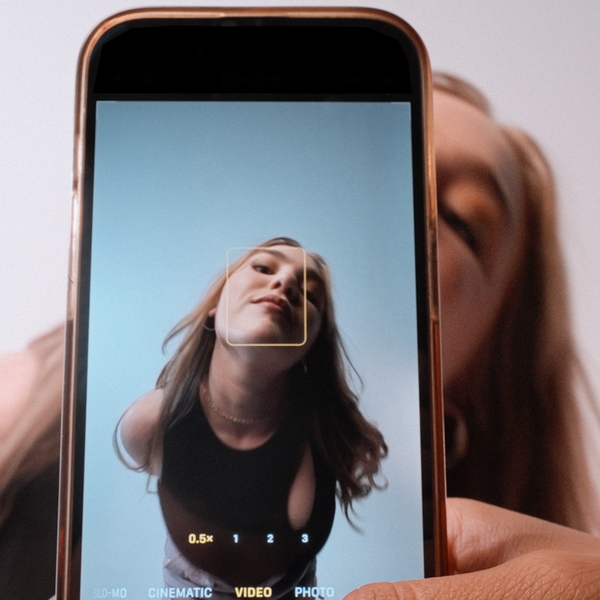 Hanna Andréa – Get Off Your Phone