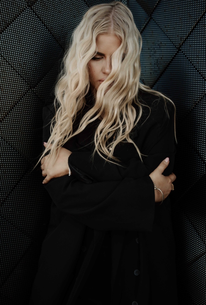 Reigns – Everybody Falls Apart Sometimes